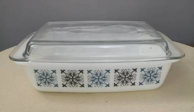 3501 Pyrex Chelsea space saver bowl