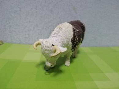 Vintage Plastic Figurines Cattle 1