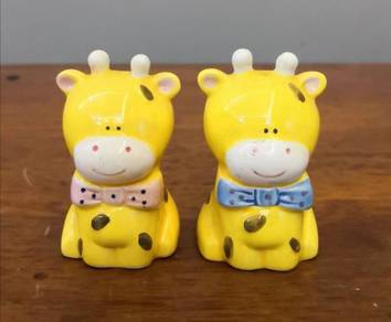 Yellow giraffe salt pepper shakers