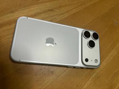 iPhone 17 pro max silver