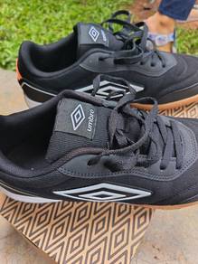 kasut futsal..jalan2 pon boleh