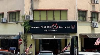 Pembantu Kedai