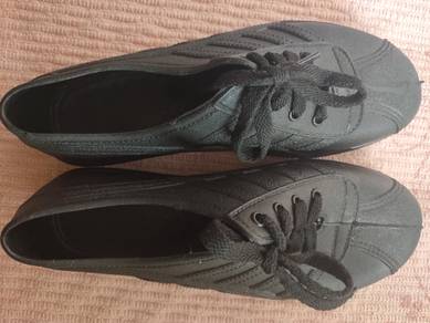 wornOnceGoodConditnRuberShoesTrekkingInMud/Bowling