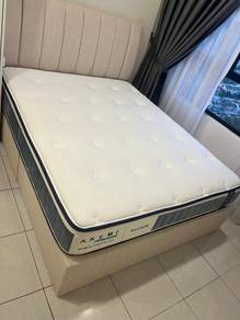 Akemi Queen Size Bed