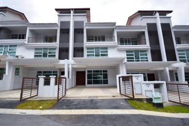 2.5-storey Terraced House For Sale in Seri Kembangan,SGR