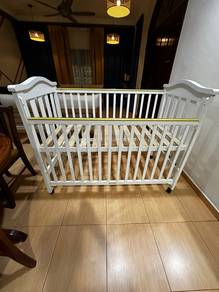 Solid Wood Baby Cot with Wheels (White)