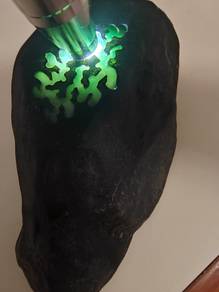 Bongkah Mentah Jadeite Hijau Muda Berbunga Ais