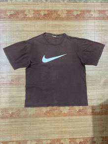 brown short-sleeve Nike t-shirt