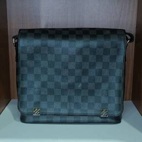 Louis Vuitton Damier Graphite District PM