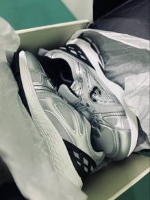 women lace sneakers