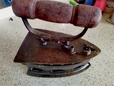 Antique Charcoal Iron/Seterika Arang Antik