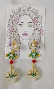 Elegant Floral Pearl Drop Earrings ✨