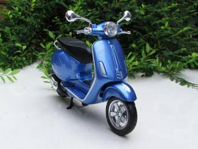 Maisto 1-12 Scooter 2017 Vespa Primavera 150 Blue