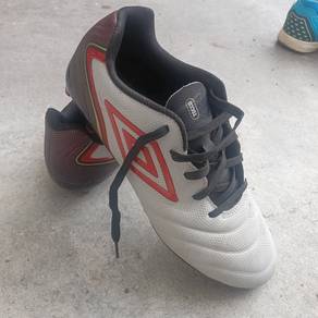Kasut bola umbro tocco v league fg