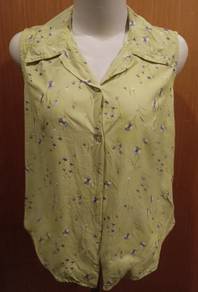 D'Anggun Sleeveless Collared Button-Up Blouse