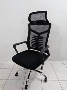 ergonomic executive chair with wide headrest