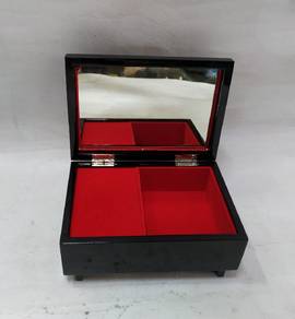 Vintage Japanese hand made jewellery box / music