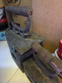 Antique Irons Twins (Big & Small) For Sale