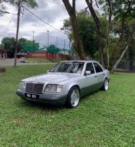 Mercedes Benz 260E  in Alam Impian, SGR