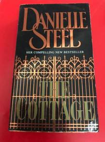 DANIELLE STEEL - THE COTTAGE BOOK Buku