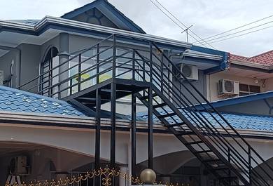 Tangga Besi