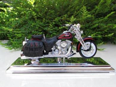 Maisto 1-18 Harley Davidson 1998 Heritage Springer