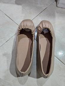 leather beige shoes 