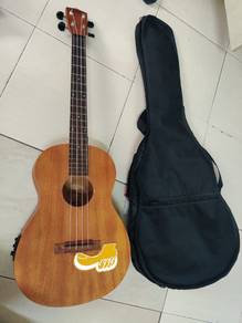 Mahalo U320B/G Ukulele with Case