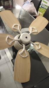 baby ceiling fan ada 2 unit utk di lelong