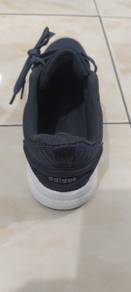Kasut sukan adidas untuk dijual