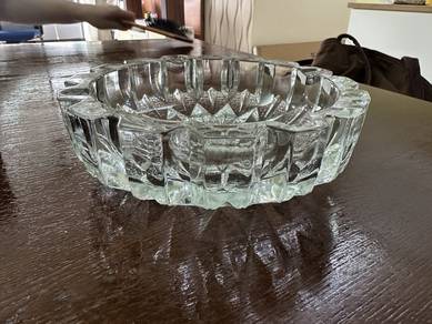 VINTAGE LARGE CUT-GLASS ASHTRAY (looks new)