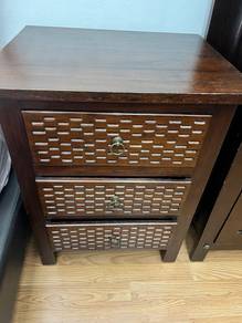 Bedside table of 3 drawers