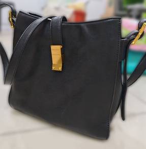 Preloved Woman Shoulder Bag (Original Carlo Rino)