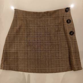 *Button Skirt*
