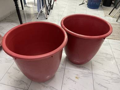 Tong Plastik Merah Bertutup