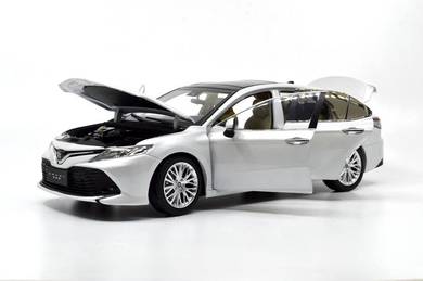 1:18 Toyota Camry 2018 Dealer Edition (White)