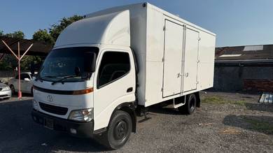 TOYOTA XZU Lorry 3TON BOX 2012