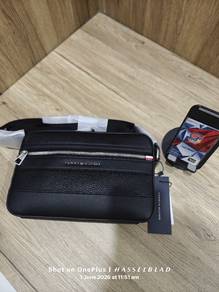 Tommy Hilfiger Pebble Grain Reporter Bag