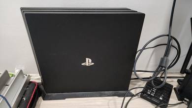 PS4 Pro 1TB (Hong Kong Version) + 1 Controller