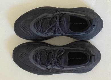 Black under armour sports shoes