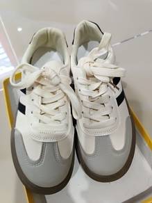 Casual Two-Tone Low-Top Sneakers