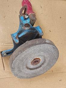 Manual knife sharpener