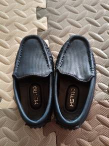 Metro Kids Shoes.