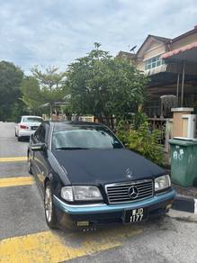 Mercedes Benz 200 in Balik Pulau, PNG