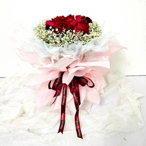 Fresh Rose & Baby's Breath Hand Bouquet