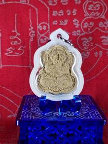Phra Pitha cross hand
