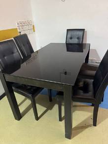 Meja makan untuk 6 orang