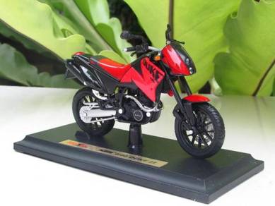Maisto 1-18 KTM 640 Duke II Diecast Red Supermoto