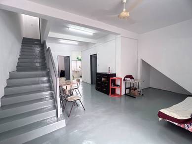 Townhouse For Sale in Cheng,MLK