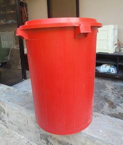 Water storage container with cover